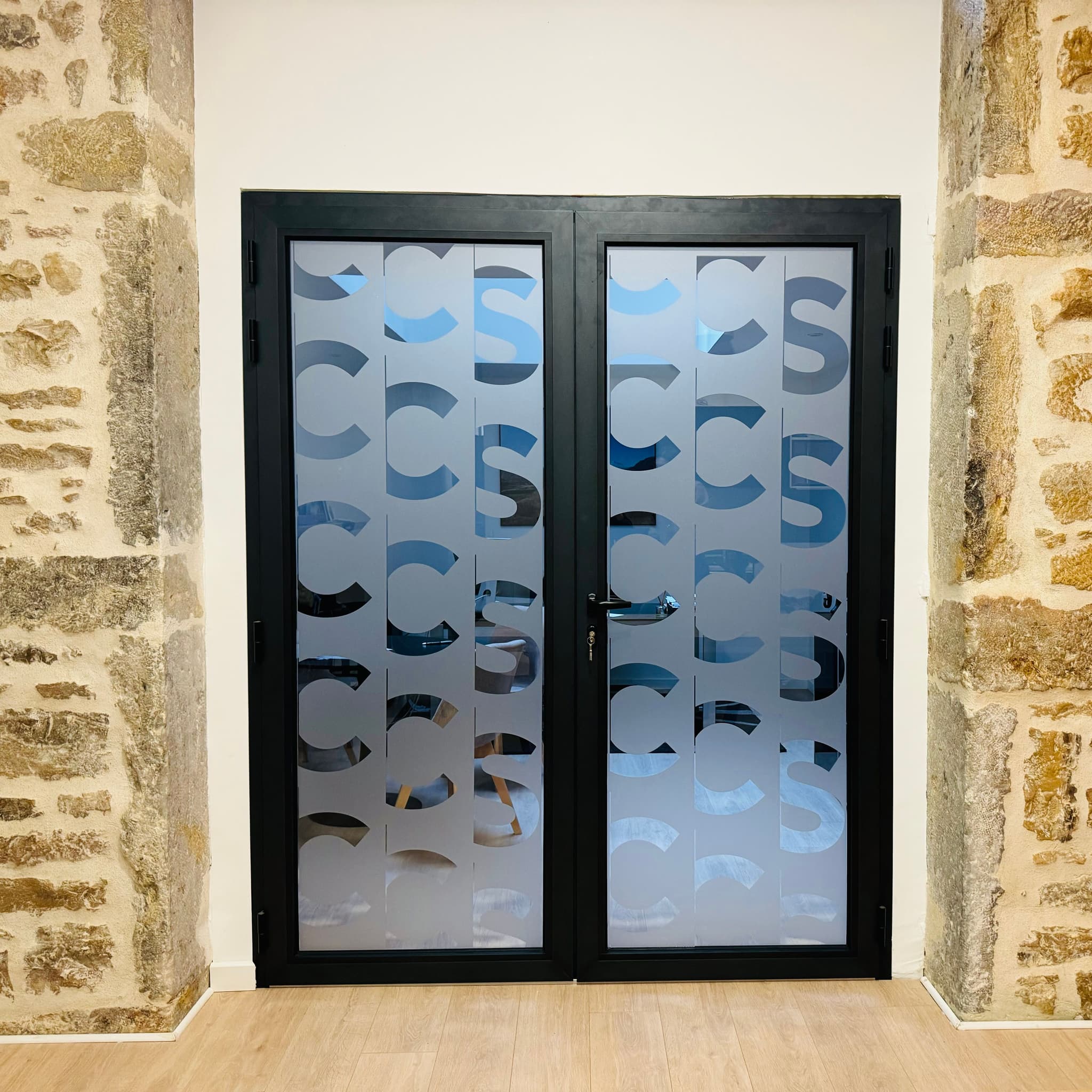 <p><strong>Habillage porte vitrée </strong></p>image